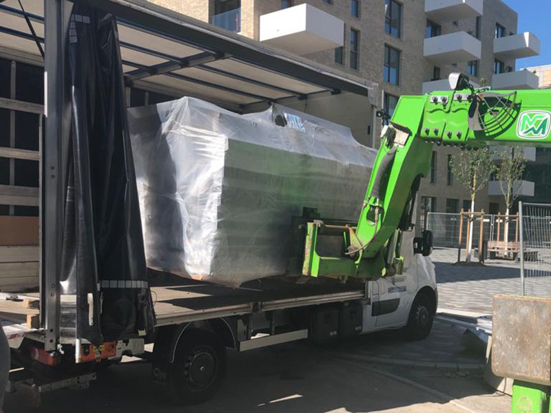 Załadunek towaru ponadgabarytowego na naczepę – transport drogowy Hamburg