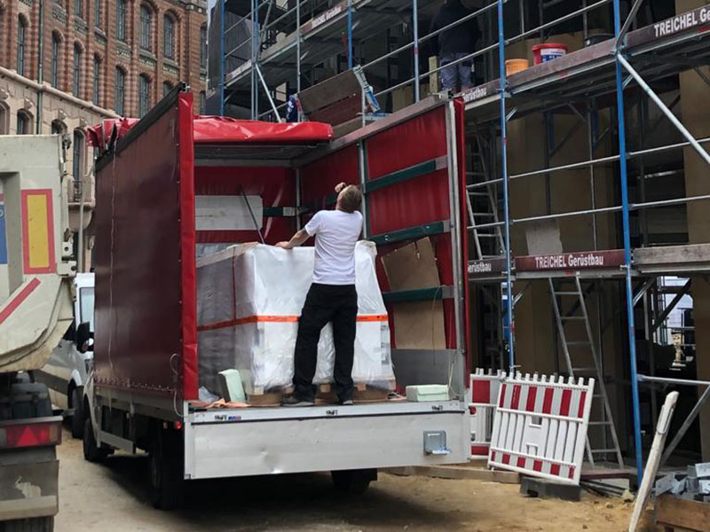 Ciężarówka Podsada Transport w trakcie transportu drogowego w Niemczech