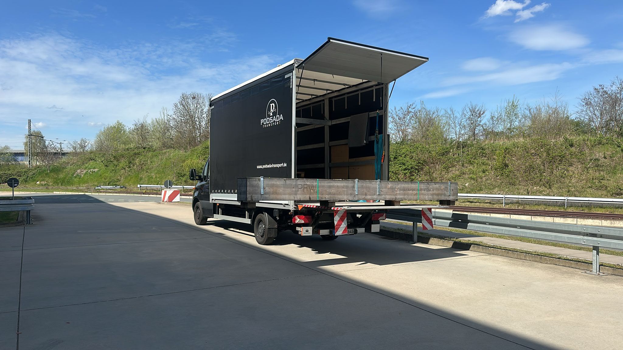 Ciężarówka Podsada Transport na parkingu przy autostradzie w trakcie transportu krajowego