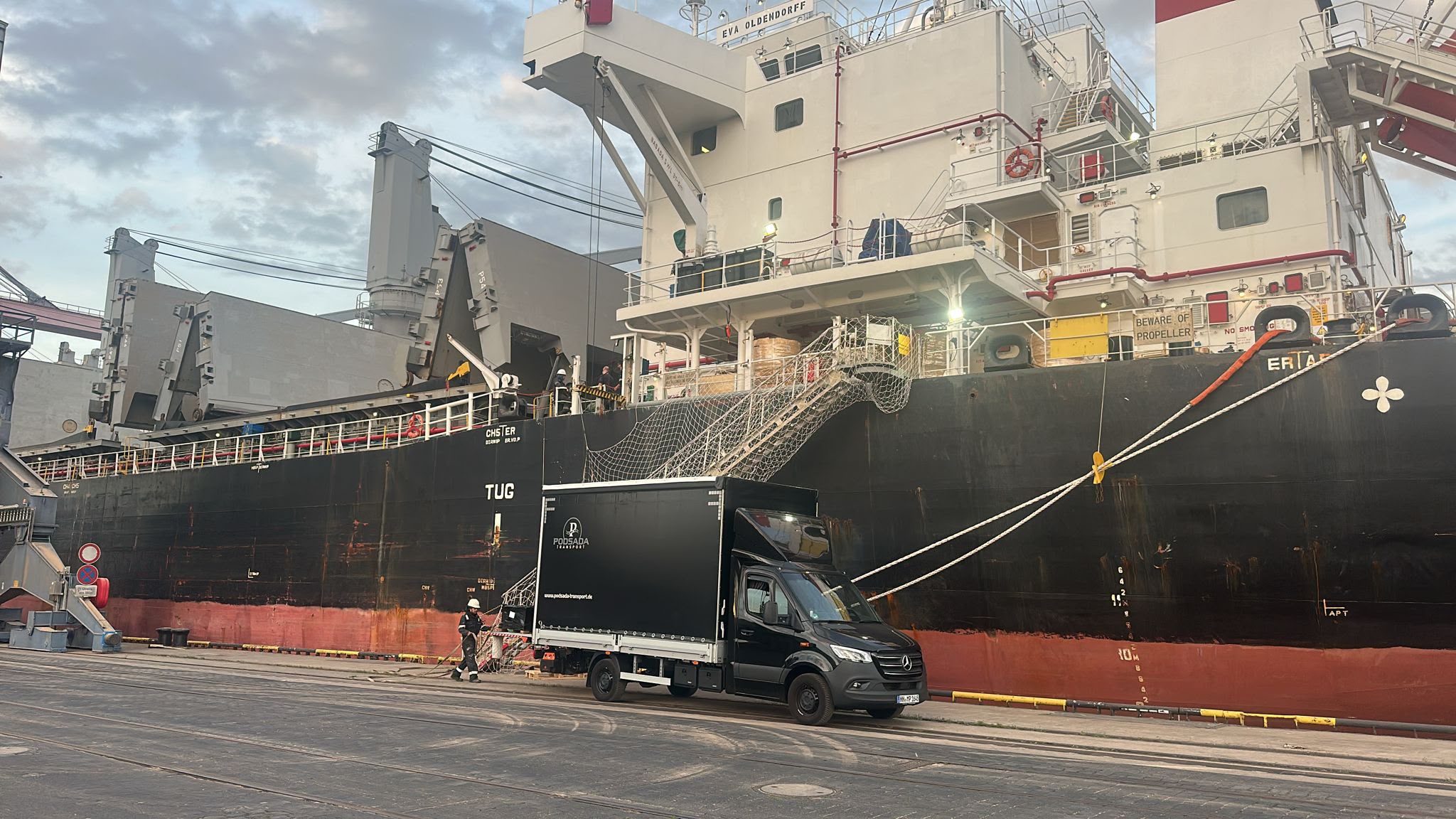 Transport towaru w porcie – naczepa Podsada Transport przy statku handlowym